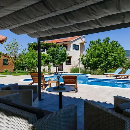 Vila With Pool