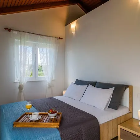 Vila With Pool Kaštel Štafilić