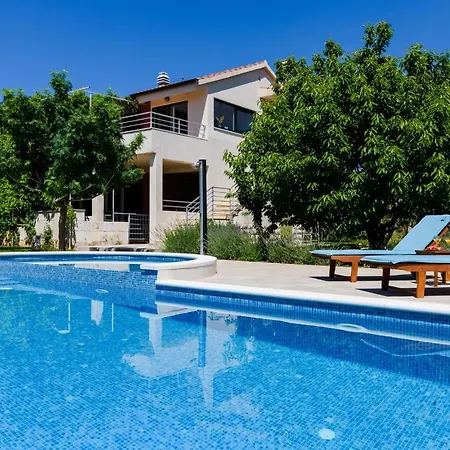 With Pool Kaštel Štafilić